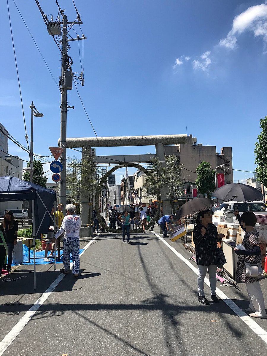神社の鳥居と夏越の景色