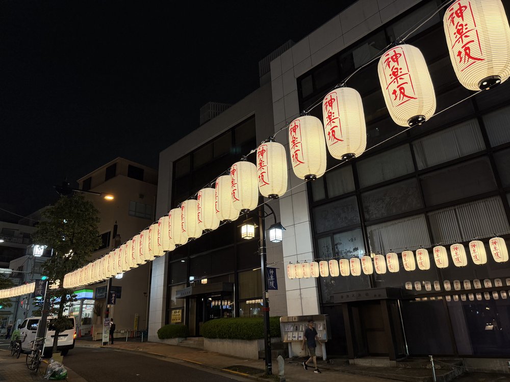 神楽坂の街に並ぶ夏の提灯