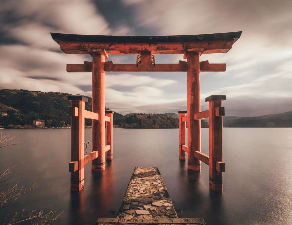 湖に立つ鳥居
